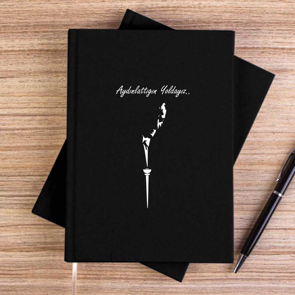 Atatürk'ün Aydınlattığı Yoldayız SiyahÇizgisiz Kanvas Defter