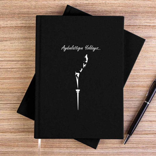 Atatürk'ün Aydınlattığı Yoldayız SiyahÇizgisiz Kanvas Defter